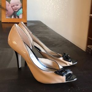 Fioni pumps, beige with black trim.